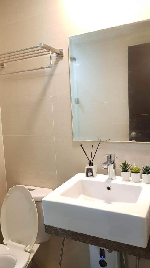 101 Newport Blvd C2 4F By Rechelle Nunag Pasay Extérieur photo