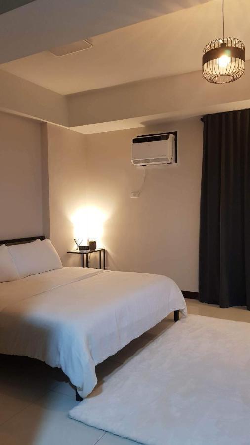 101 Newport Blvd C2 4F By Rechelle Nunag Pasay Extérieur photo